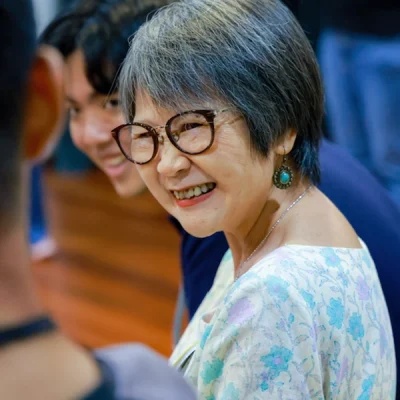 Mejorar la vida de los adultos mayores mediante una percepción positiva del envejecimiento, una mejora de la calidad de vida y el apoyo social para impulsar la aceptación y la disposición hacia la tecnología de asistencia en interiores